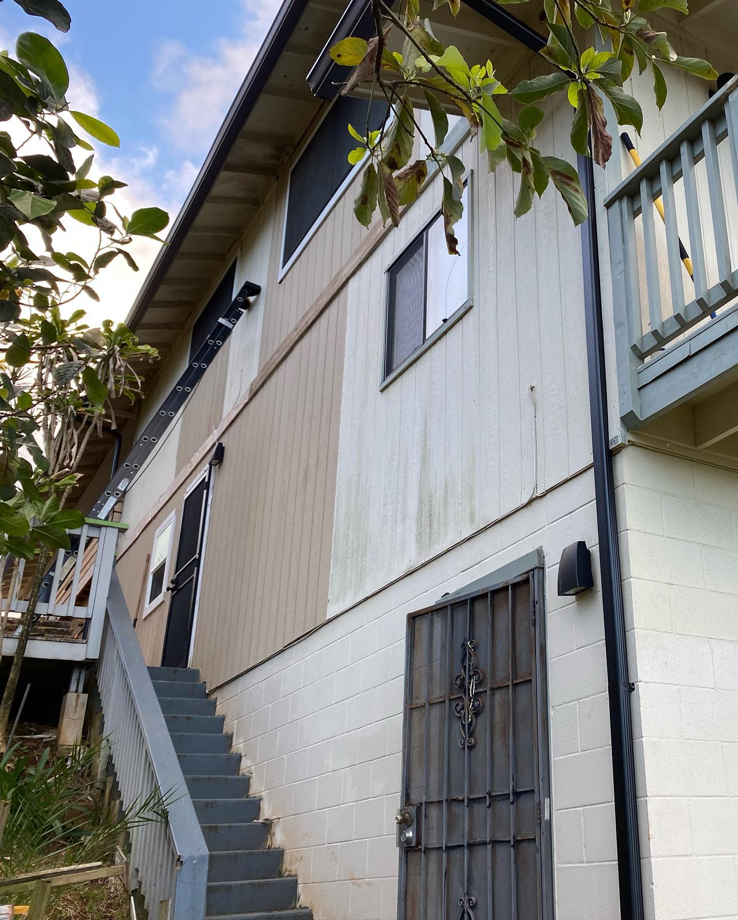 Weathered and mildewed exterior siding on an Oahu home before repainting