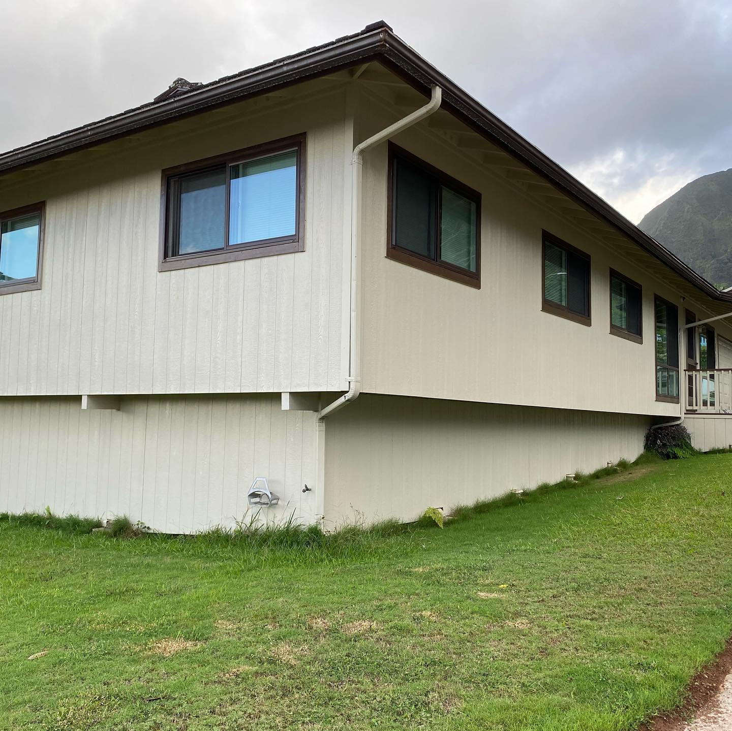 Warm neutral windward Oahu home framed by the Ko'olau